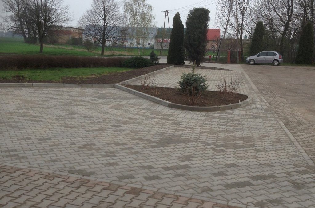 Zakończono utwardzenie części parkingu wraz z budową zjazdu z drogi powiatowej przy Zespole Szkół w Buczu