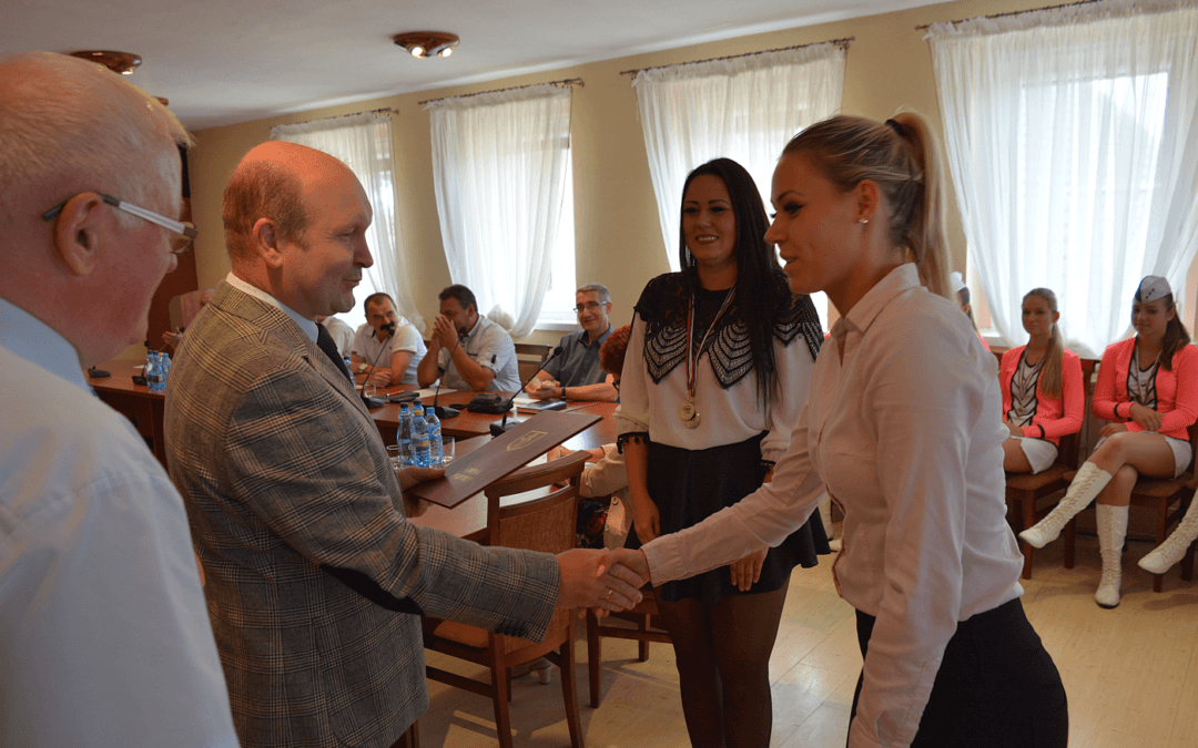 Gratulacje dla mażoretek “Vena” na sesji Rady Gminy Przemęt