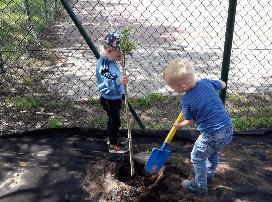Tworzenie placu zieleni przez najmłodszych mieszkańców Siekówka