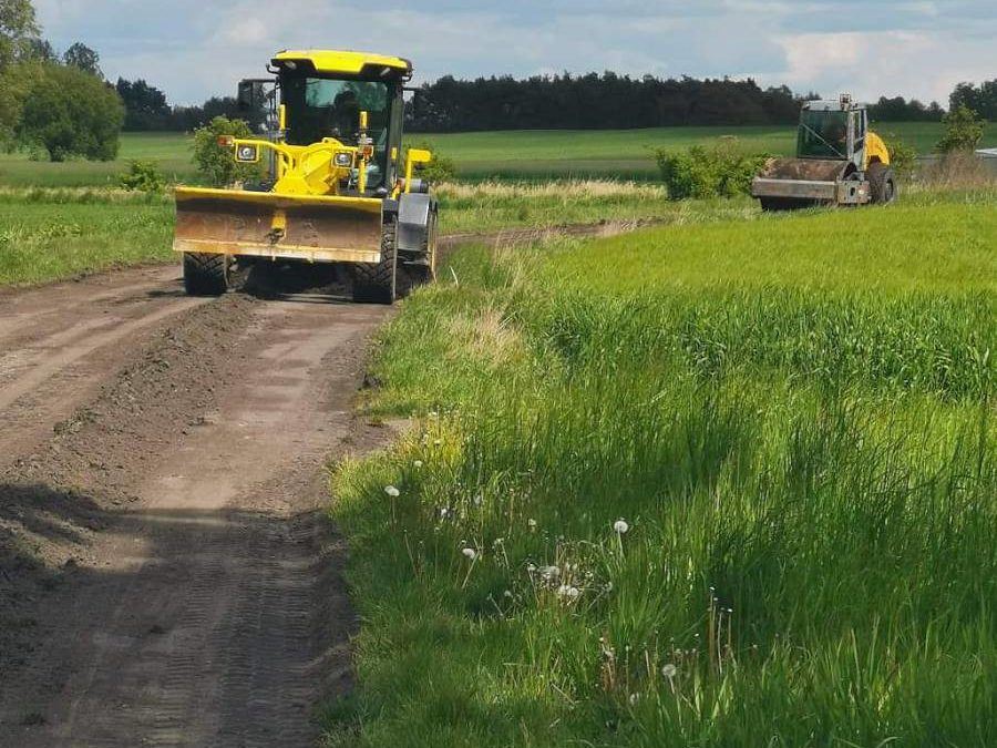 Rozpoczęto mechaniczne profilowanie dróg gruntowych
