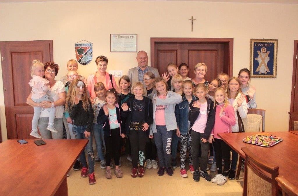 Półkolonia z Moch odwiedza Wójta Gminy Przemęt