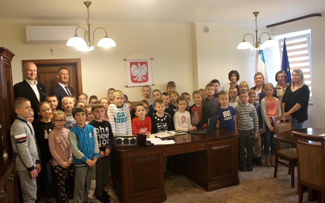 Uczniowie z Bucza z wizytą w Urzędzie