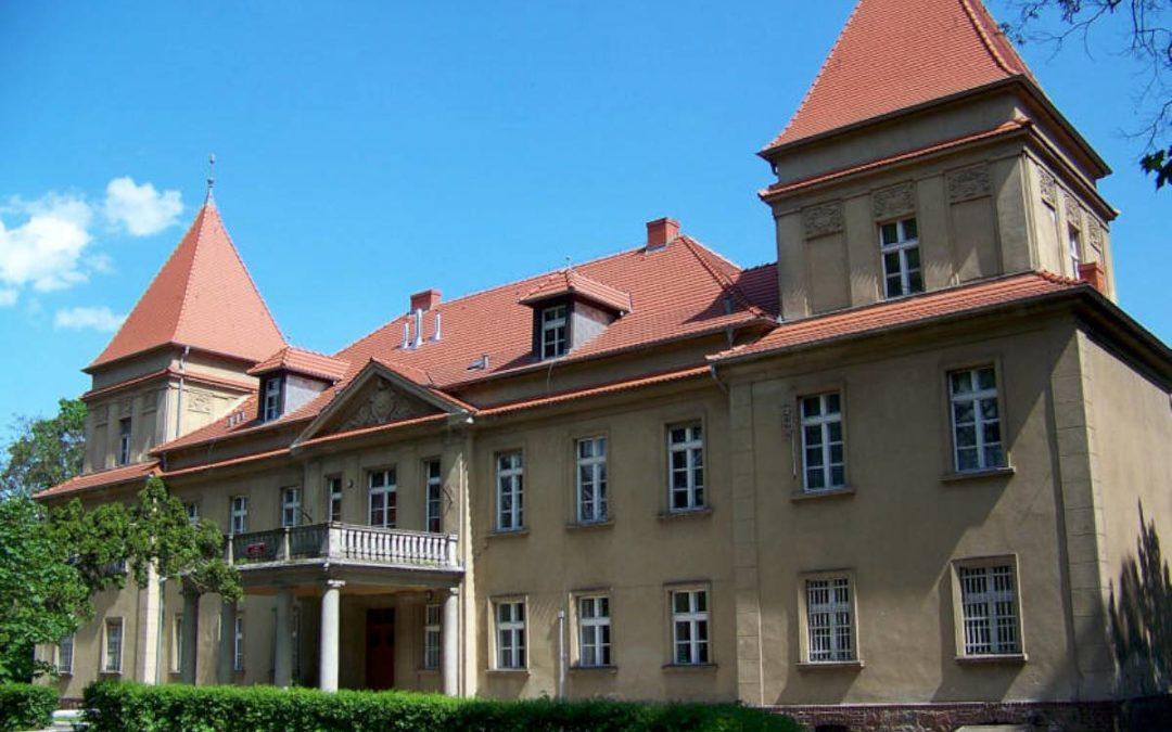 Podpisanie umowy na realizację zadania pn. Remont elewacji budynku pałacu w Buczu oraz zagospodarowanie terenu wokół budynku