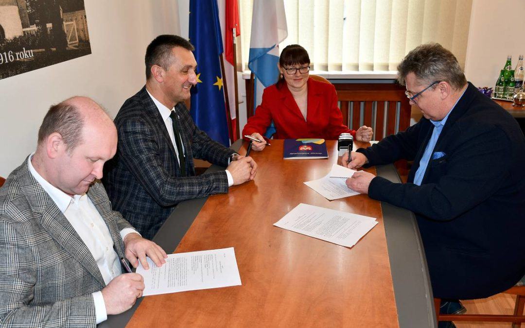 Podpisanie umowy na realizację zadania pn. „Przebudowa drogi powiatowej nr 3820P od m. Przemęt do m. Bucz”.