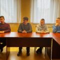 Na zdjęciu uczniowie, którzy siedzą w sali sesyjnej i z uwaga słuchają Pani Danuty Słodnik.