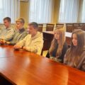 Na zdjęciu uczniowie, którzy siedzą w sali sesyjnej i z uwaga słuchają Pani Danuty Słodnik.