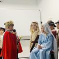 Zdjęcie przedstawia scenkę, w której chłopiec przebrany za króla rozmawia z dziewczynką przebraną za Maryję i chłopcem przebranym za Józefa.