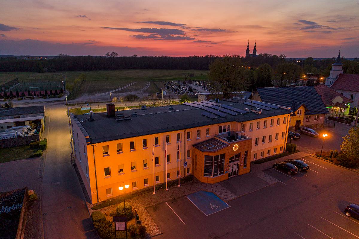 Zdjęcie przedstawia budynek Urzędu Gminy w Przemęcie o zachodzie słońca.