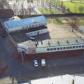 Zdjęcie parkingu szkoły wykonane z lotu ptaka.