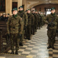 Zdjęcie przedstawia żołnierzy 5 Lubuskiego Pułku Artylerii ze Sulechowa stojących w kościele.