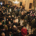 Zdjęcie ukazuje ludzi zebranych na uroczystości w kościele.
