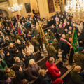 Zdjęcie ukazuje ludzi zebranych na uroczystości w kościele. Wejście delegacji.