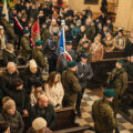 Zdjęcie ukazuje ludzi zebranych na uroczystości w kościele. Wejście delegacji.