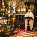 Zdjęcie przedstawia księdza odprawiającego Mszę Świętą.
