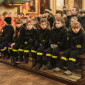 Zdjęcie ukazuje dziecięcą drużynę pożarniczą podczas mszy.