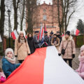 Zdjęcie przedstawia dzieci trzymające flagę Polski.