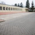 Zdjęcie przedstawia parking szkoły po remoncie.
