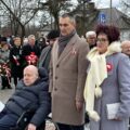 Zdjęcie przedstawia Wójta Gminy Przemęt, Przewodniczącą Rady Gminy Przemęt oraz Senatora Jana Filipa Libickiego podczas uroczystości odbywającej się pod pomnikiem Powstańców Wielkopolskich w Mochach.
