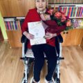 Niespodzianka od wójta. 98 urodziny Pani Walentyny z Barchlina. Na zdjęciu Pani Walentyna z bukietem kwiatów i listem gratulacyjnym.