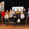 Zdjęcie przedstawia nagrodzonych uczestników Gminnych Eliminacji Ogólnopolskiego Turnieju Wiedzy Pożarniczej w Przemęcie wraz z jurorami oraz Wójtem Gminy Przemęt