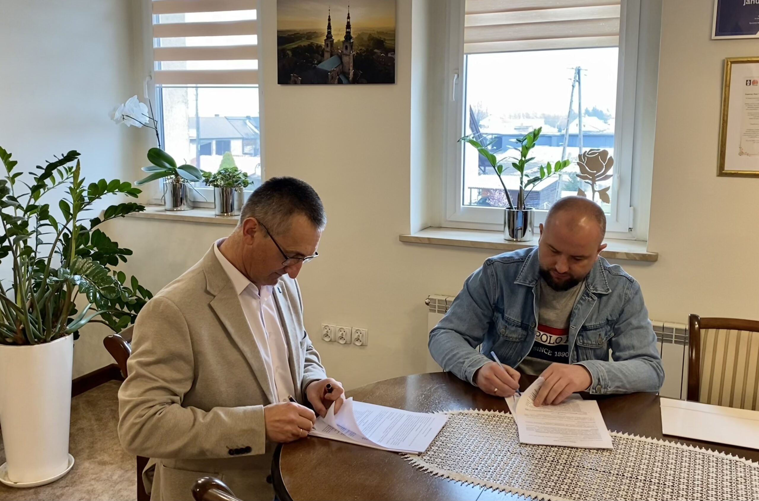 Zdjęcie przedstawia Pana Wójta z przedstawicielem firmy DOMI Agnieszka Nowacka, którzy podpisują umowę w biurze Wójta.