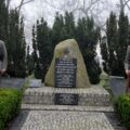 Zdjęcie przedstawia dwóch żołnierzy, którzy stoją obok pomnika, na którym widnieje napis: " W hołdzie poległym powstańcom wielkopolskim synom ziemi kościańskiej w 90 rocznicę czynu zbrojnego 1918-1919 społeczeństwo powiatu kościańskiego Kościan 2008 r."