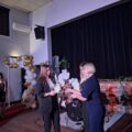 Na zdjęciu został ukazany moment wręczenia jednemu z absolwentów przez dyrektora szkoły oraz wychowawcę świadectwa oraz nagrody za dobre wyniki.