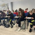 Obraz zawiera uczestników turnieju podczas pisania testów.