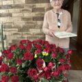 Na zdjęciu pani Misiorna z bukietem czerwonych róż