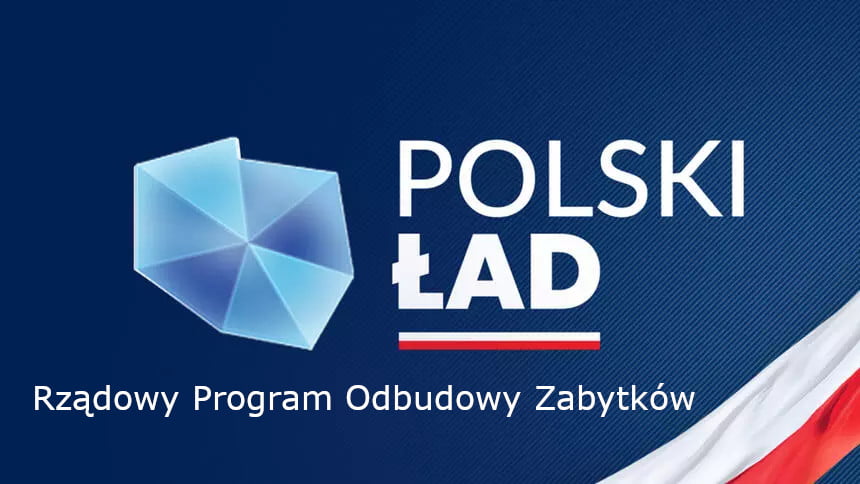 Logo polskiego ładu na granatowym tle. Z boku falująca flaga Polski.