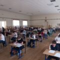 Na zdjęciu uczniowie, którzy w skupieniu piszą konkurs z matematyki.