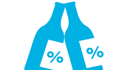 Grafika przedstawia dwie niebieskie butelki z białymi etykietami, na których widnieje niebieski znak procentów. Tło grafiki ma kolor biały.