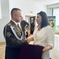 Na zdjęciu Przewodnicząca Rady gminy Przemęt Monika Maćkowiak wręcza grawerton płk Grzegorzowi Parolowi.