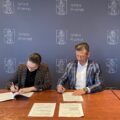 Fotografia przedstawia moment podpisywania umowy między zastępcą wójta Gminy Przemęt, a pełnomocnikiem firmy Panią Katarzyną Mocek. W tle ścianka "Gmina Przemęt".