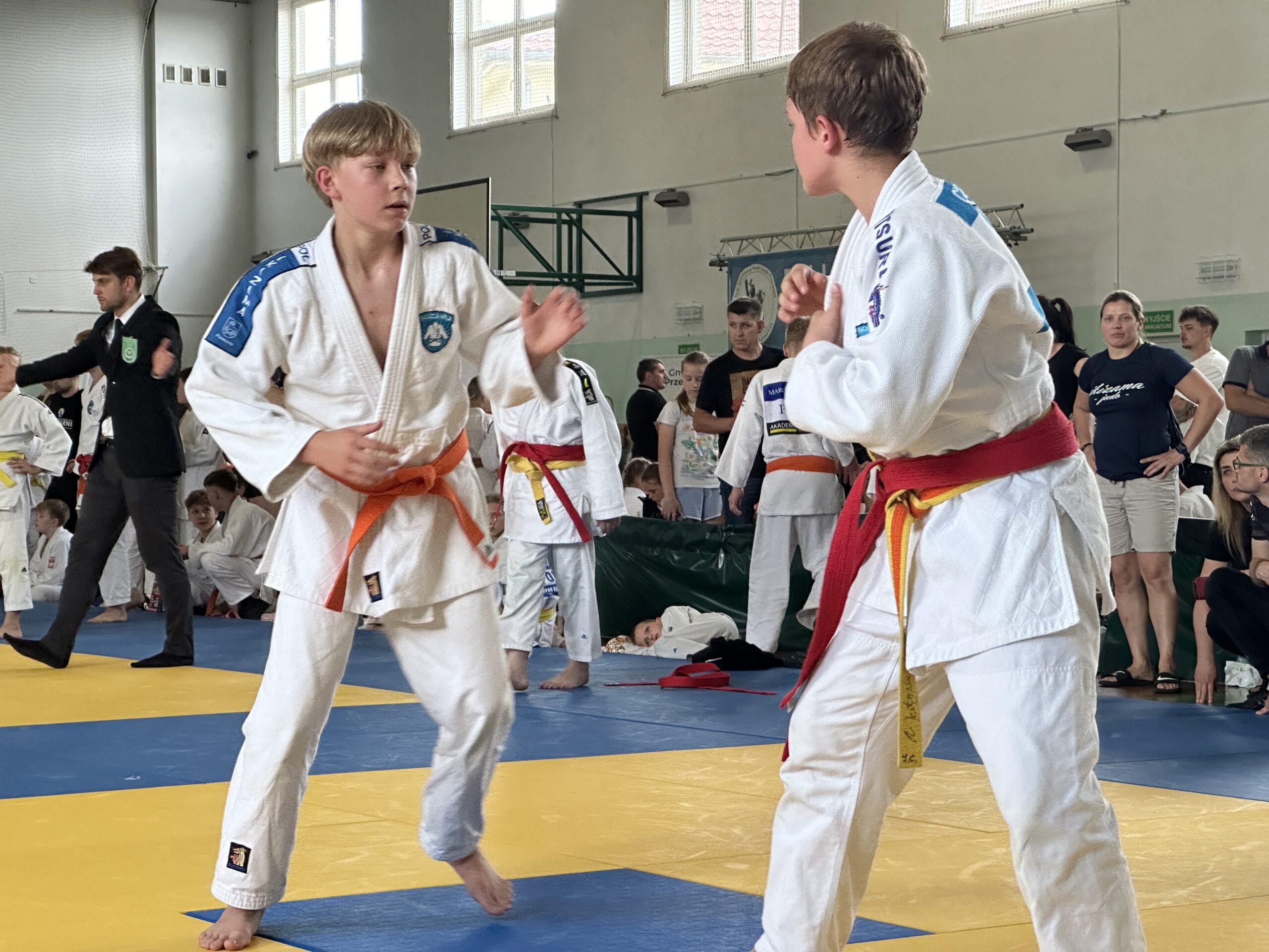 Zdjęcie przedstawia moment walki podczas turnieju dwóch chłopców.