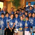Grupowe zdjęcie uczestników Mistrzostw z Azymutu wraz z ich trenerami.