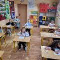 Na zdjęciu dzieci podczas pisania konkursu ortograficznego.