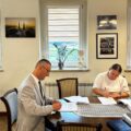 Na zdjęciu moment podpisywania umowy w biurze wójta Gminy Przemęt. Umowę podpisuje wójt oraz Prezes Zarządu Agnieszka Nowak.