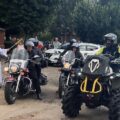 Na zdjęciu motocykliści wyjeżdżający z kościoła. Proboszcz święci pojazdy.