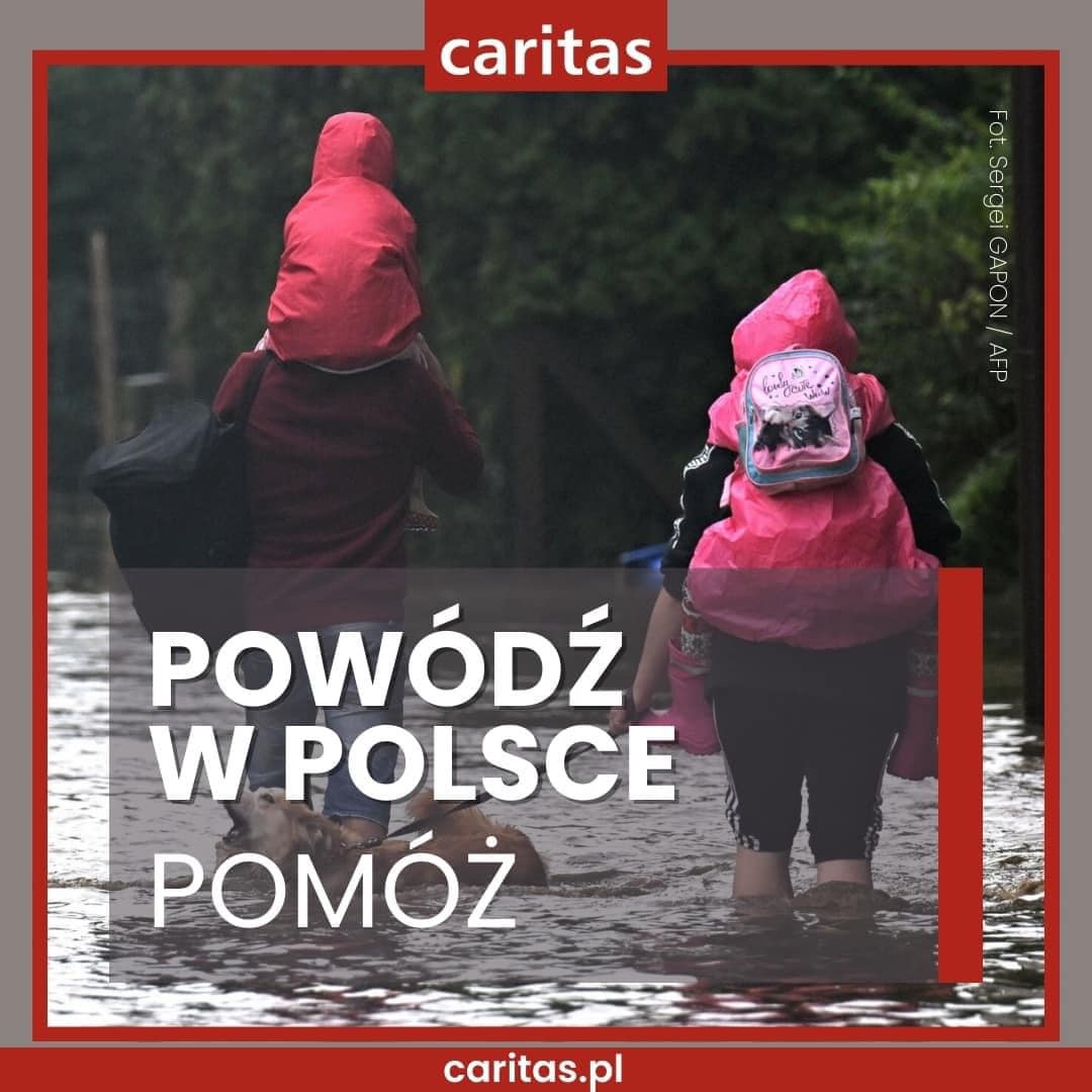 Na obrazku dwójka dorosłych osób z dziećmi "na baranach" oraz z psem. Wszyscy idą w wodzie. Na obrazku widnieje napis: "Powódź w Polsce, pomóż" caritas.pl