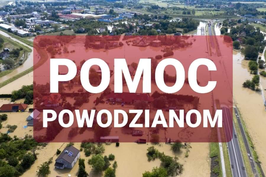 Grafika przedstawia zalane tereny. Na środku widnieje duży biały napis : "Pomoc powodzianom".