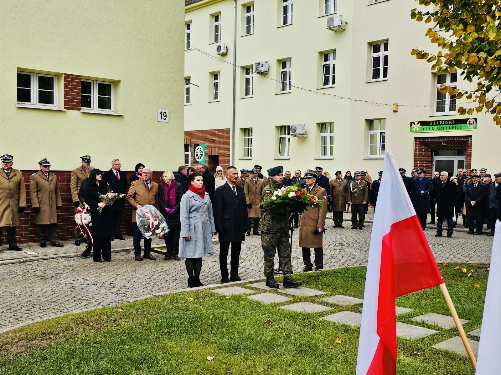 Na zdjęciu wójt wraz z przewodniczącą rady gminy składają wiązankę pod pomnikiem.