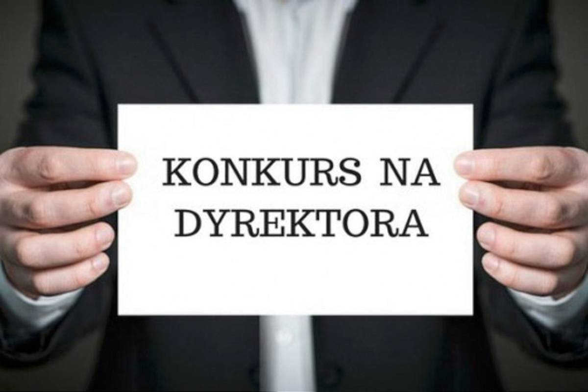 Grafika przedstawia fragment osoby, która ubrana jest na galowo i trzyma w ręce kartkę, na której widnieje napis: "konkurs na dyrektora".