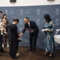 Na zdjęciu wójt wręcza rodzicom dziecka list gratulacyjny. Na zdjęciu także Pani Monika Maćkowiak, która trzyma upominek dla noworodka oraz Pani Patrycja Pabich, która trzyma upominek dla starszego rodzeństwa. Na zdjęciu też Pani Natalia - pracownik urzędu.