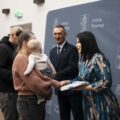 Na zdjęciu wójt oraz przewodnicząca składają rodzicom gratulacje oraz wręczają list i upominek dla dziecka.
