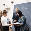 Na zdjęciu Pani Monika Maćkowiak, która wręcza kobiecie upominek dla dziecka. Na fotografii także wójt.