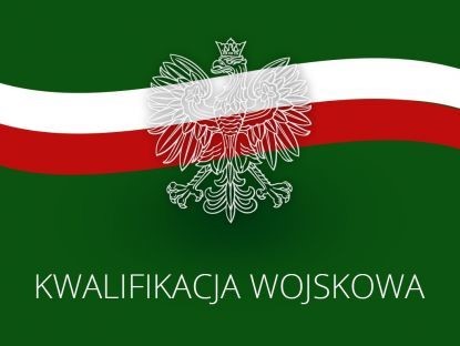 Grafika została wykonana w kolorze zielonym. Na środku grafiki widnieje wizerunek orła białego z koroną na głowie. Przez środek grafiki rozciąga się flaga Polski. Na dole obrazka znajduje się napis: "kwalifikacja wojskowa".