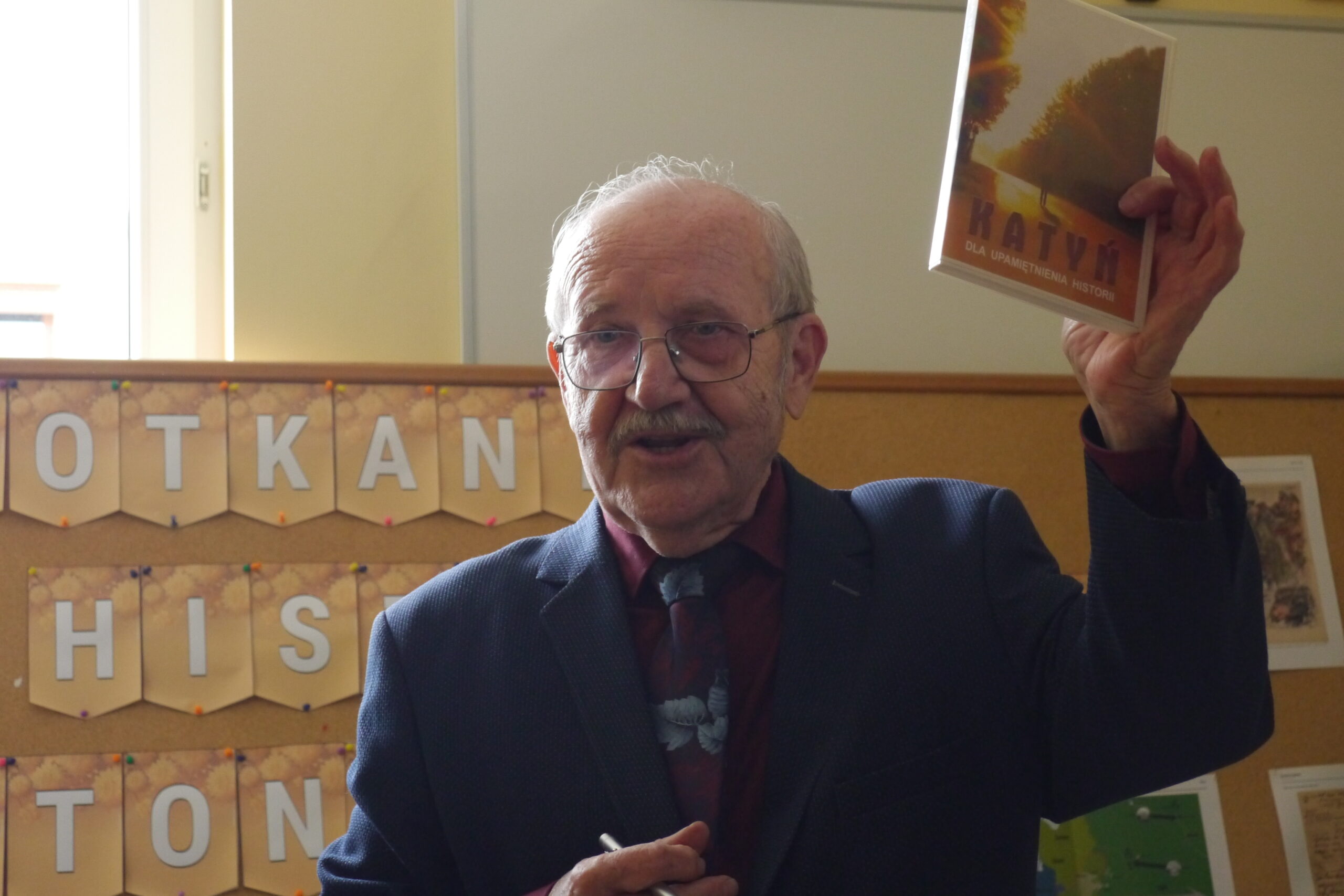 Na zdjęciu Antoni Fornalski podczas prowadzenia prelekcji. Na fotografii Pan Antoni pokazuje płytę z filmem "Katyń dla upamiętnienia historii".
