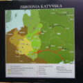 Zdjęcie przedstawia mapę zatytułowaną "Zbrodnia Katyńska". Mapa ukazuje granicę II Rzeczypospolitej, linie podziału Polski między III Rzeszę a ZSRS z 28 IX 1939 r., obszar Polski włączony do III Rzeszy, Generalne Gubernatorstwo oraz obszar Polski włączony do ZSRS. Zostały tez zaznaczone m.in.: miejsca egzekucji czy miejsca ukrycia zwłok (obecnie polskie cmentarze wojenne).