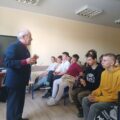 Na zdjęciu pan Antoni podczas wygłaszania prelekcji dla młodzieży ze szkoły z Starkowa. Na fotografii widać uczniów.
